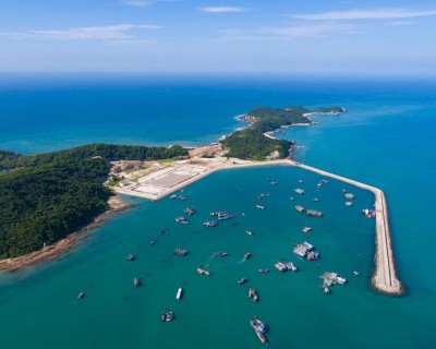 Quý khách tới cảng Ao Tiên lưu ý: Mua lệ phí cảng để thuận tiện cho việc lên tàu, mức giá có giá 50.000VNĐ.